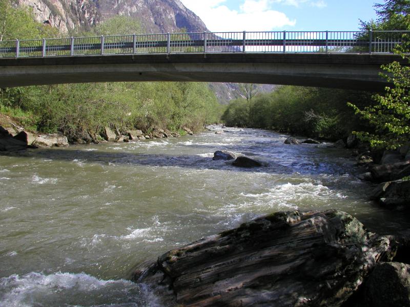 0km - Cama - - "einbootstelle", 5.4km to camping platz in Roveredo, WW2-3. Two difficult places: just after highway bridge in Grono(just a drop) and the one behind camping place(300m)., 800x600, 92 Kb