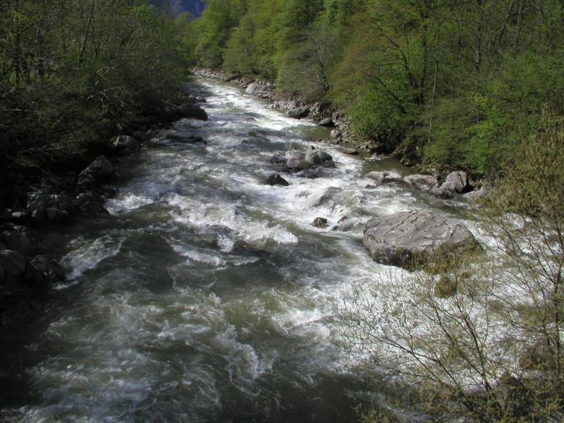 0km - Sorte - this is where the trip starts for kajakers expecting only WW4-5 :-). Picture taken from the bridge just above Sorte village. The whole stretch Sorte-Cama is 2.4km. First 1.2km up to Norantola is WW4-5, then WW3-4 till Cama., 800x600, 92 Kb