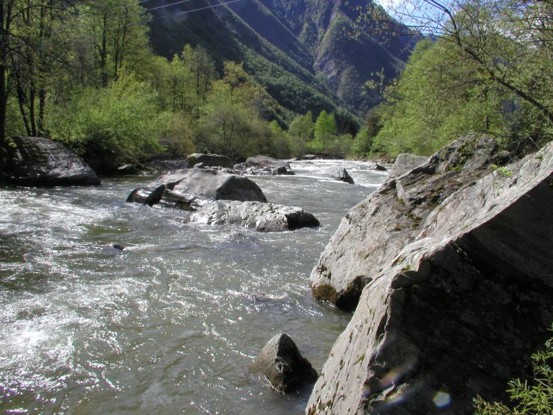 1.2km from Sorte - just downstream Norantola powerstation (view from the shore with powerstation - north-western), 800x600, 106 Kb