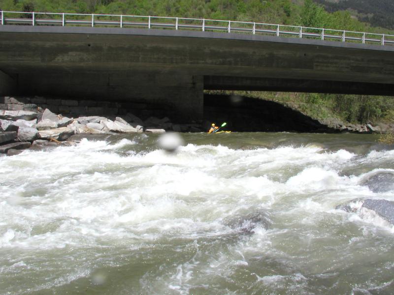 2.6km from Cama - Caspar by highway bridge in Grono, 800x600, 68 Kb