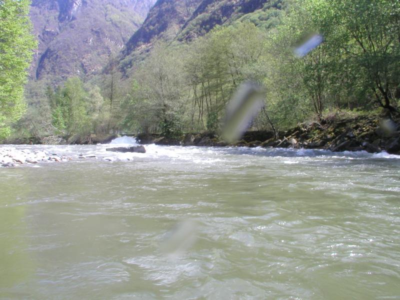 4.3km from Cama - About 200m after the powerstation Grono, waves and stones accumulate quickly. This passage is just behing camping WW3. After Calancasca merges Moesa (from right) and the rather narrow surroundings of Moesa open again after right-handed curve, step out after 200m (do not get through the next drop!). You are just behind the camping place in Roveredo., 800x600, 77 Kb