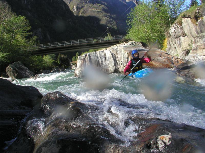 1.7km from Sorte - Peer downstream Norantola bridge, 800x600, 97 Kb