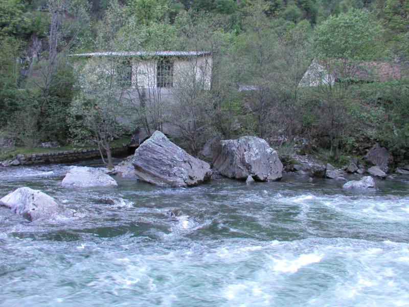 1.2km from Sorte - Exit from the last rabbit above Norantola and Entry place for the bit easier stretch Norantola-Cama(WWIII-IV)., 800x600, 103 Kb
