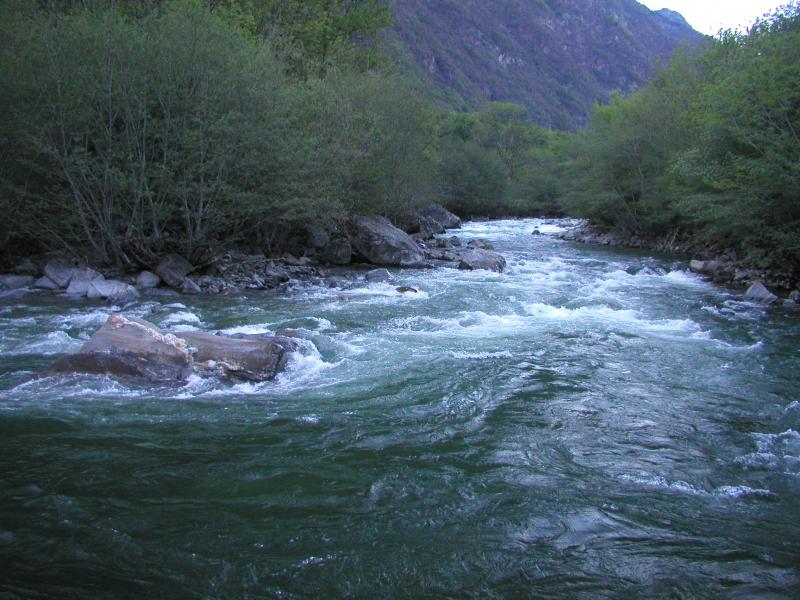 900m downstream Sorte - view upstream. Behind the curve (500m from Sorte) is a place with a drop, where the water is being taken from and lead to powerstation. Wide place, lots of stones, not enough water in upper part. Unpleasant place to roll. Do not underestimate! :), 800x600, 82 Kb