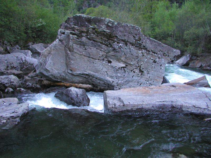 900m downstream Sorte - view of left half ot the place, 800x600, 88 Kb