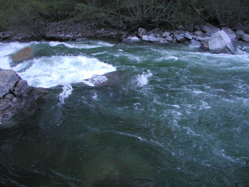 900m downstream Sorte - view of right half ot the place, 800x600, 73 Kb