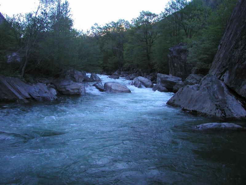 300m - Sorte - key place from underneath the rock (view upstream), 800x600, 76 Kb
